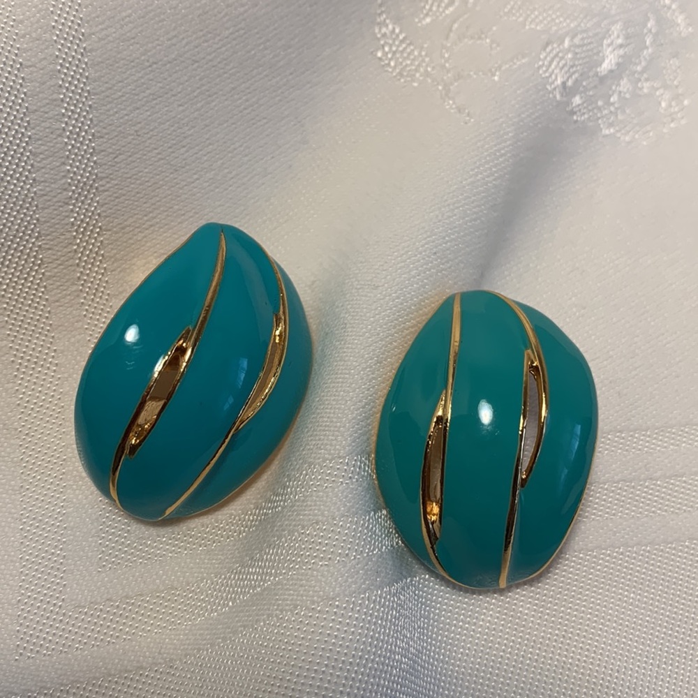 AVON Enamel Turquoise Teal Gold Tone Swirl Clip Earrings 1 1/2” Wavy Beachy EUC